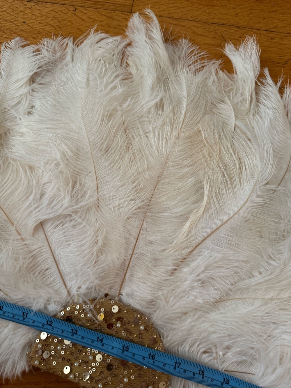 White Ostrich Feather Fan with Gold Sequin Handle - Picture 4 of 5
